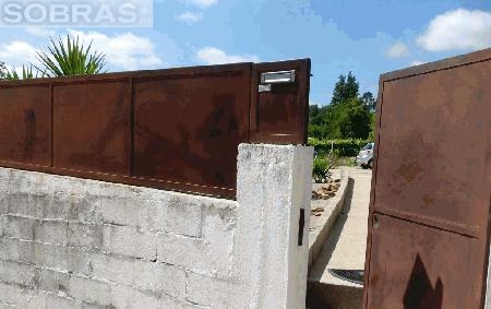 Grade fechada com porto e caixa de correio