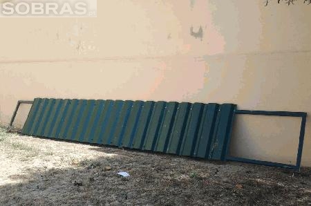 Estutura com chapas verdes para muro