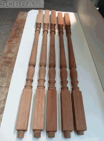 Balastes torneados em madeira limbali mogno (b)